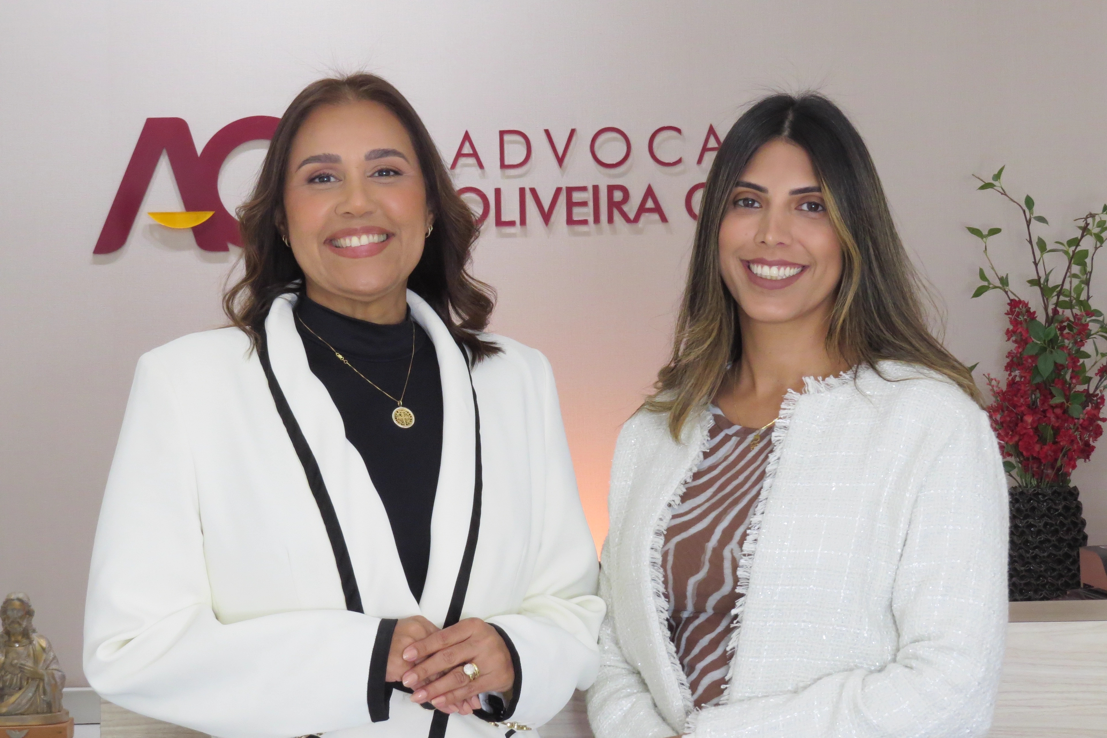 Liliane de Oliveira Costa e Thiara de Oliveira Gomes, sócias fundadoras do Advocacia Oliveira Costa, na recepção do escritório
