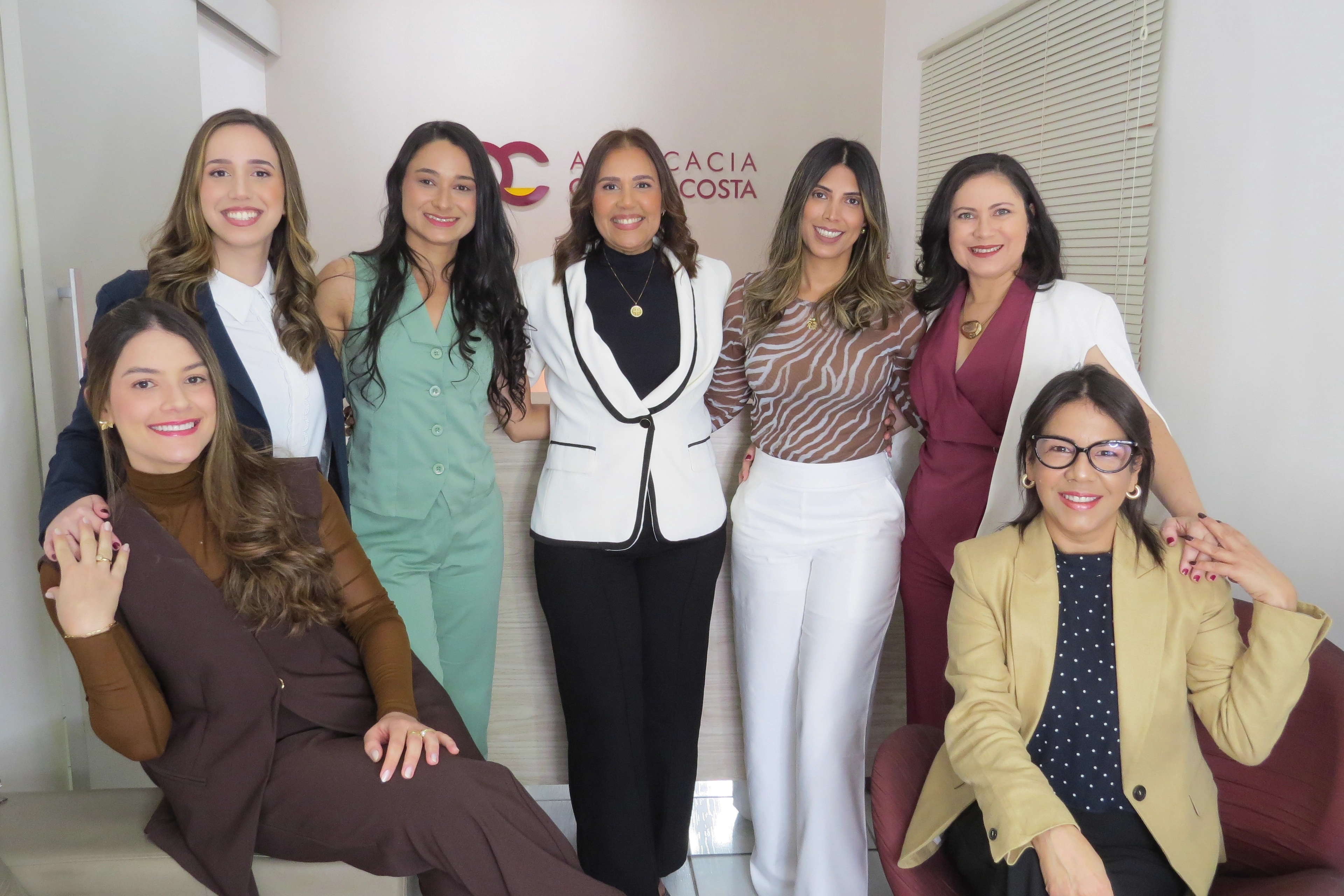 Equipe do Advocacia Oliveira Costa reunida na recepção do escritório