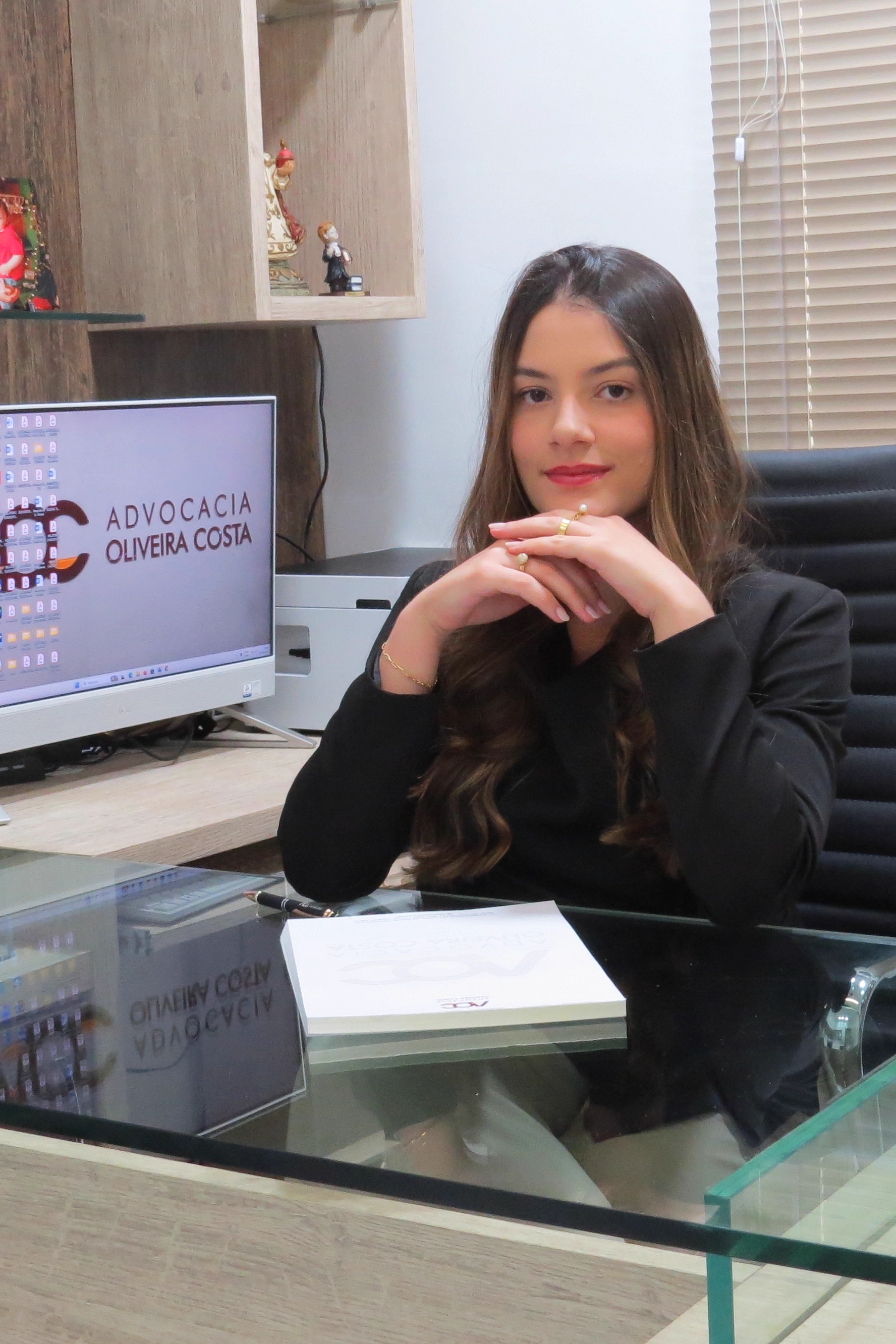 Advogada da Advocacia Oliveira Costa em sua estação de trabalho