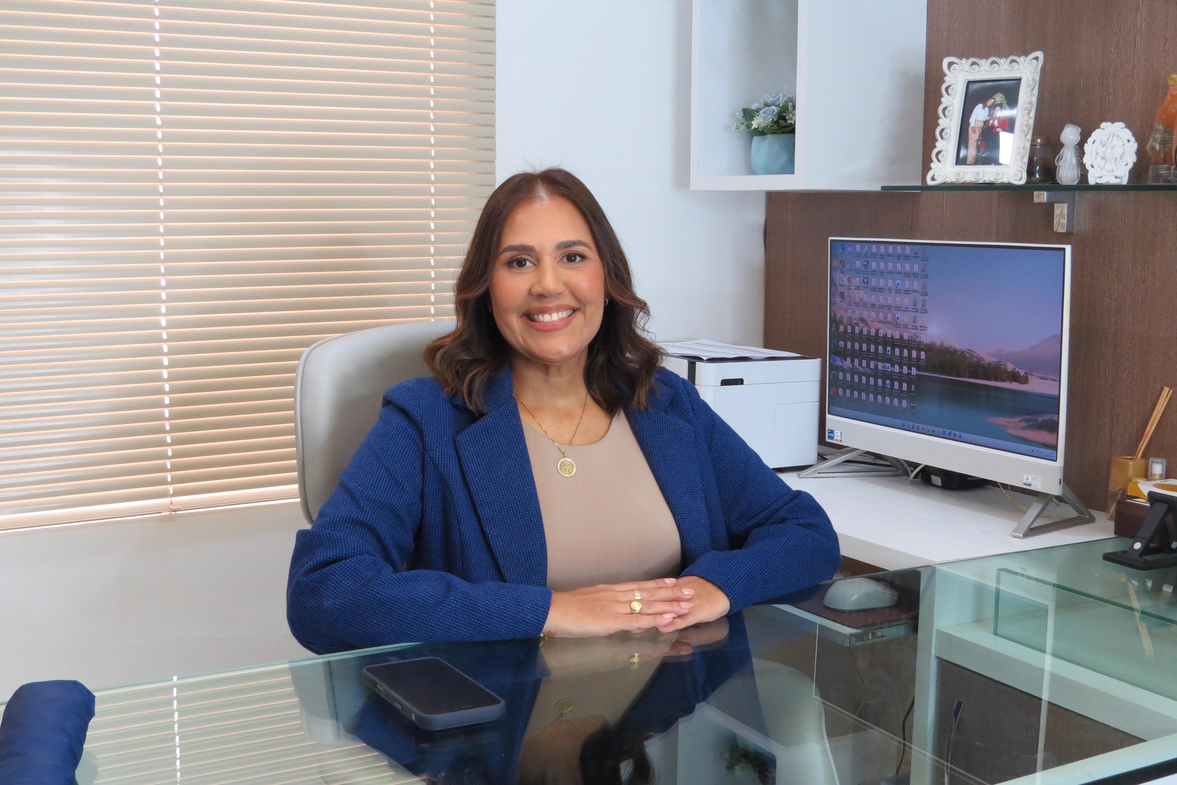 Advogada do Advocacia Oliveira Costa em sua sala de atendimento