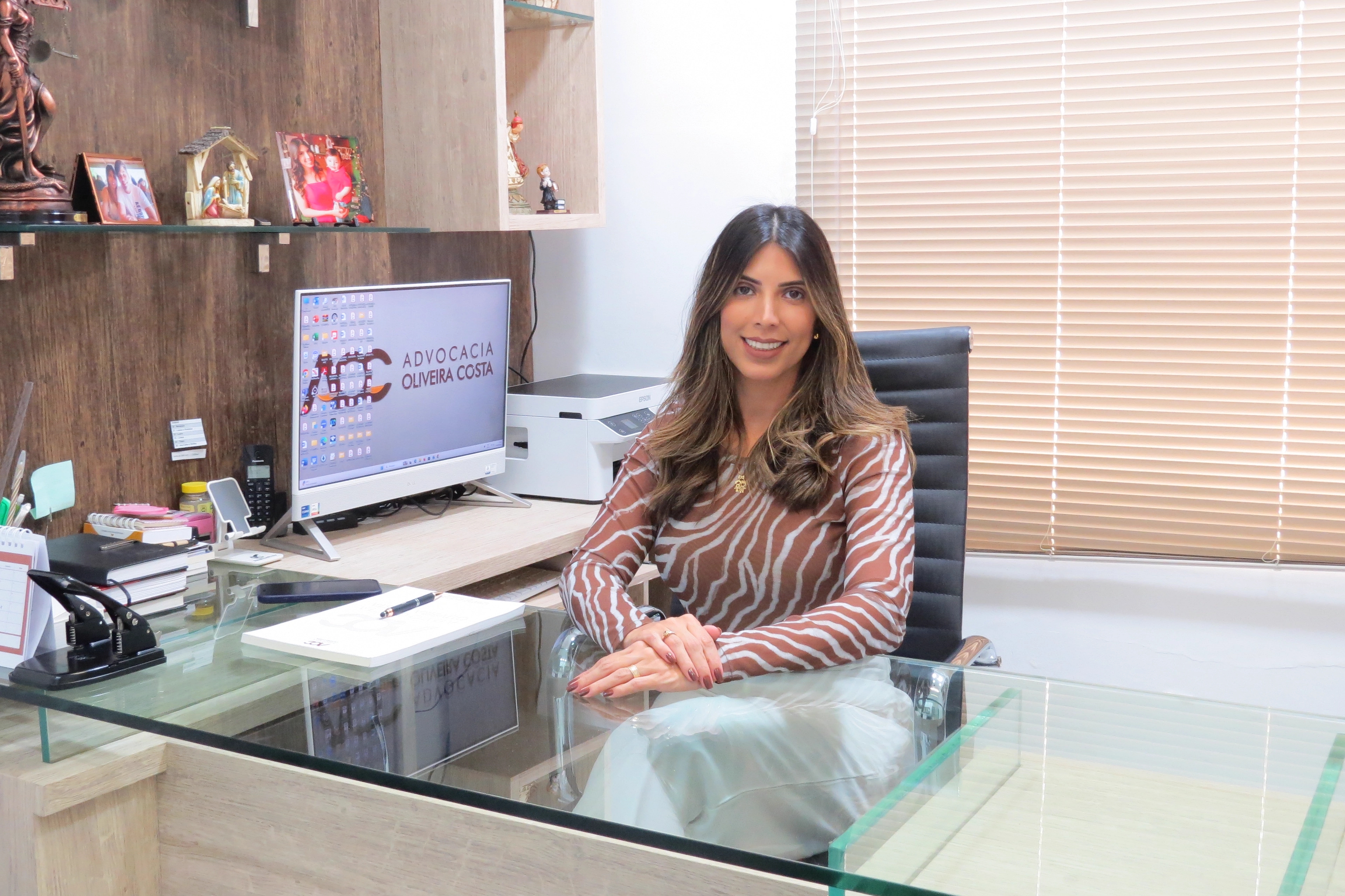 Advogada do Advocacia Oliveira Costa em sua sala de trabalho