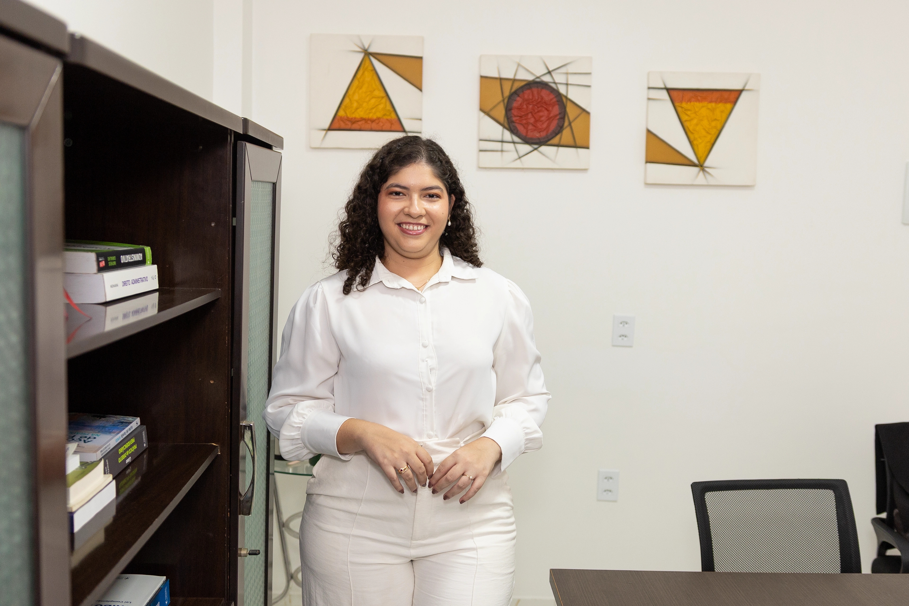 Olga Pereira Holanda, advogada da Advocacia Oliveira Costa, em sua sala